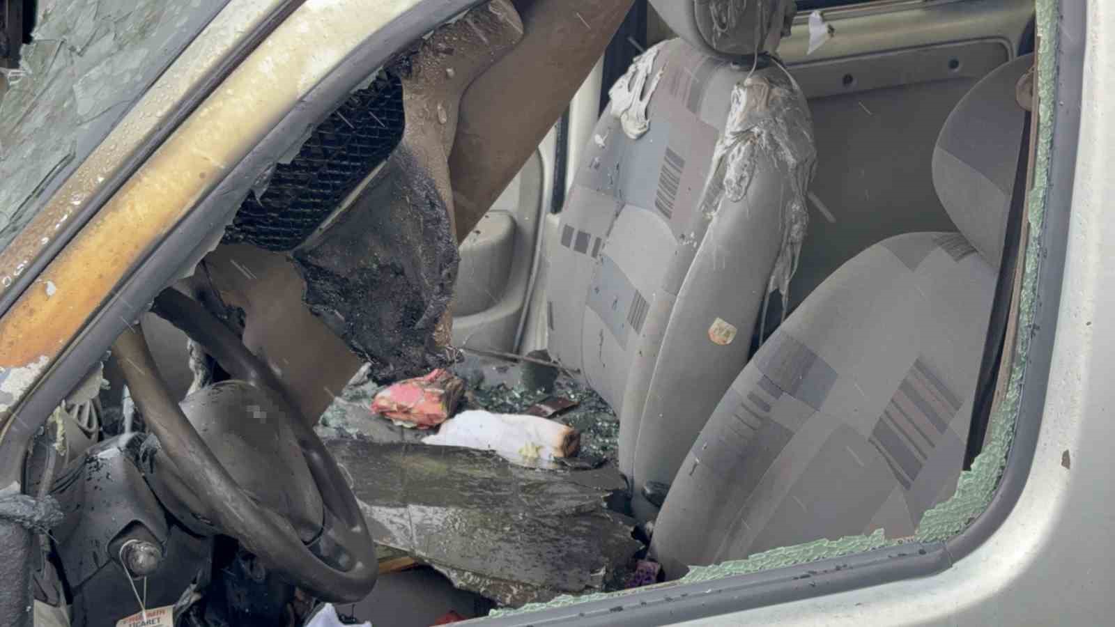 Polis kontrol noktasına metreler kala faciadan dönüldü, yanan araçtan sürücü son anda kurtarıldı
