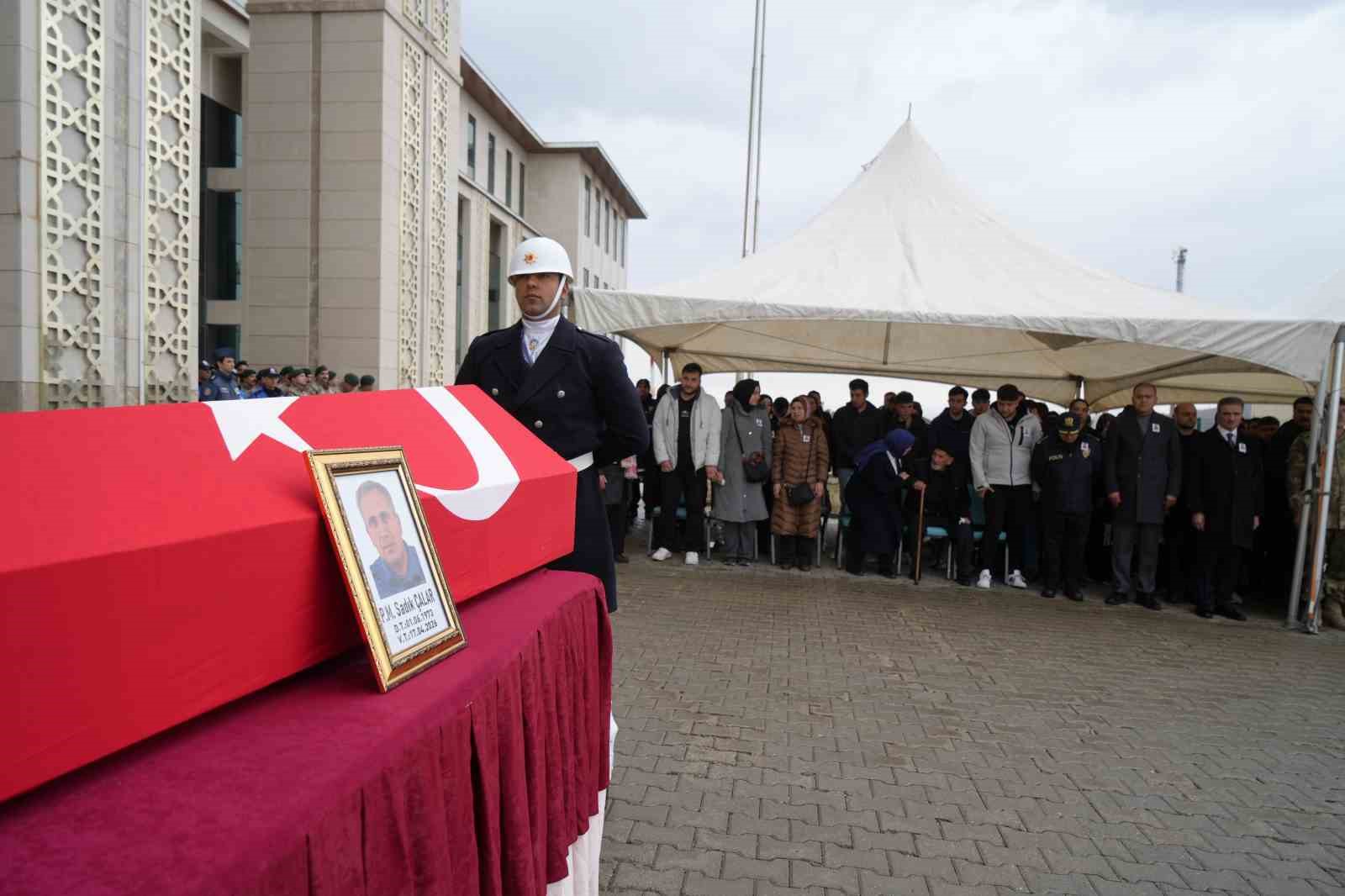 Polis memuru dualarla uğurlandı
