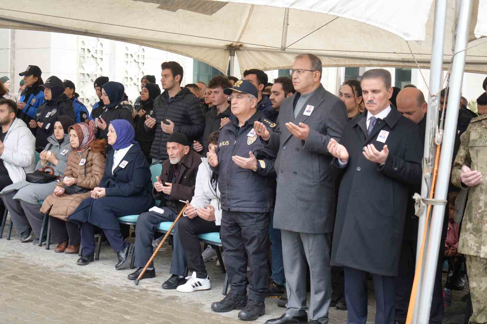 Polis memuru dualarla uğurlandı
