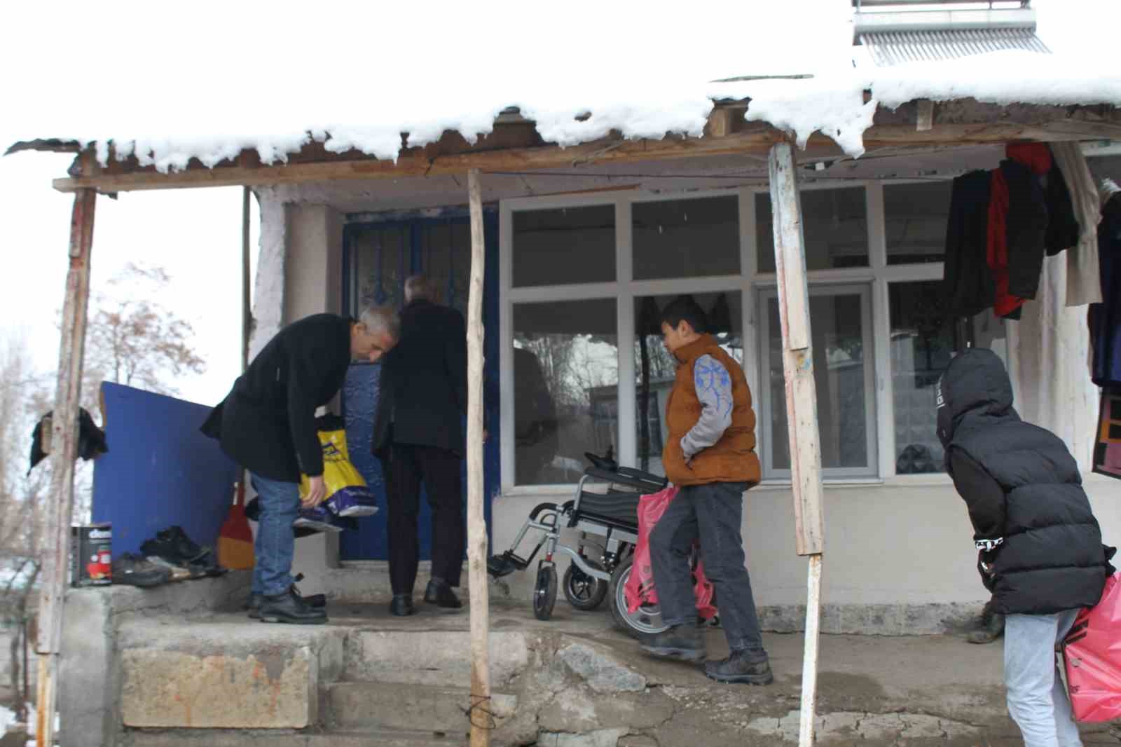 Polis memurunun hediyeleri engelli gencin yüzünü güldürdü
