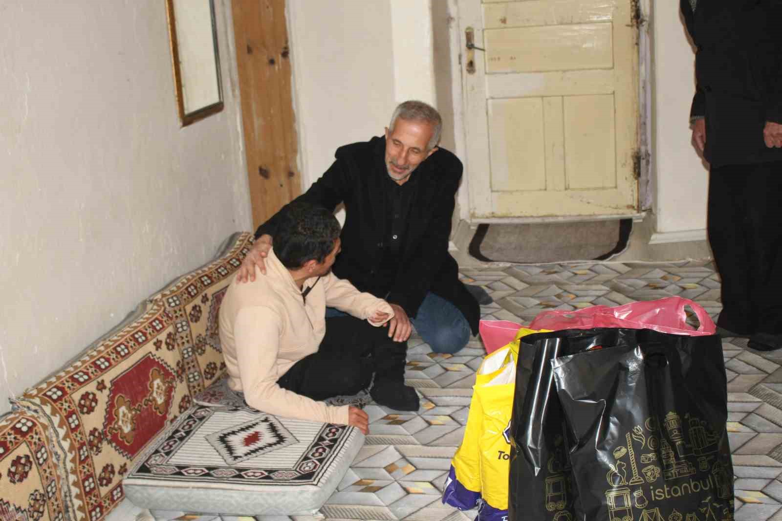 Polis memurunun hediyeleri engelli gencin yüzünü güldürdü
