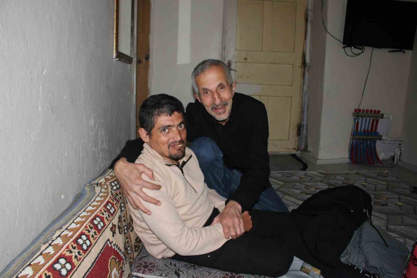 Polis memurunun hediyeleri engelli gencin yüzünü güldürdü
