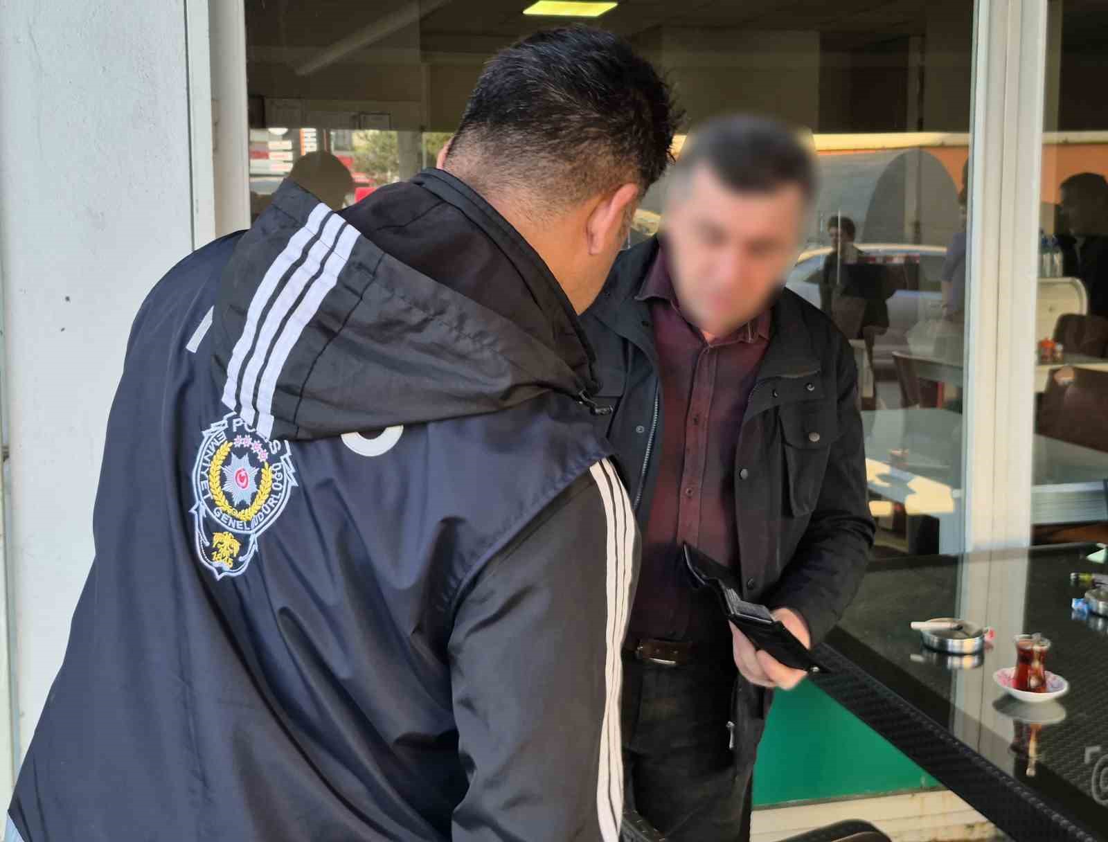 Polis okul önlerinde kuş uçurtmuyor
