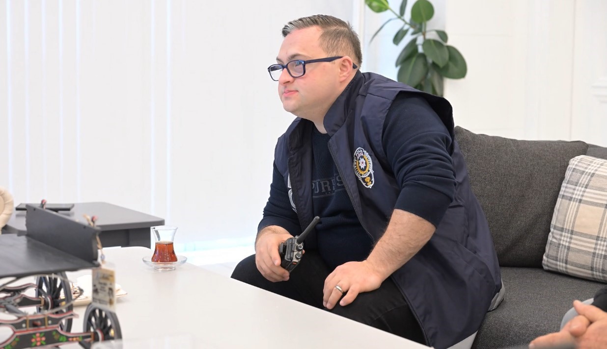 Polis olma hayali kuran gencin özel günü Emniyet’te kutlandı
