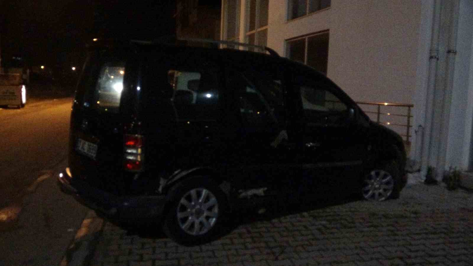 Polis otosuna çarpıp patlamış lastiklerle kaçtı, park halinde bulundu
