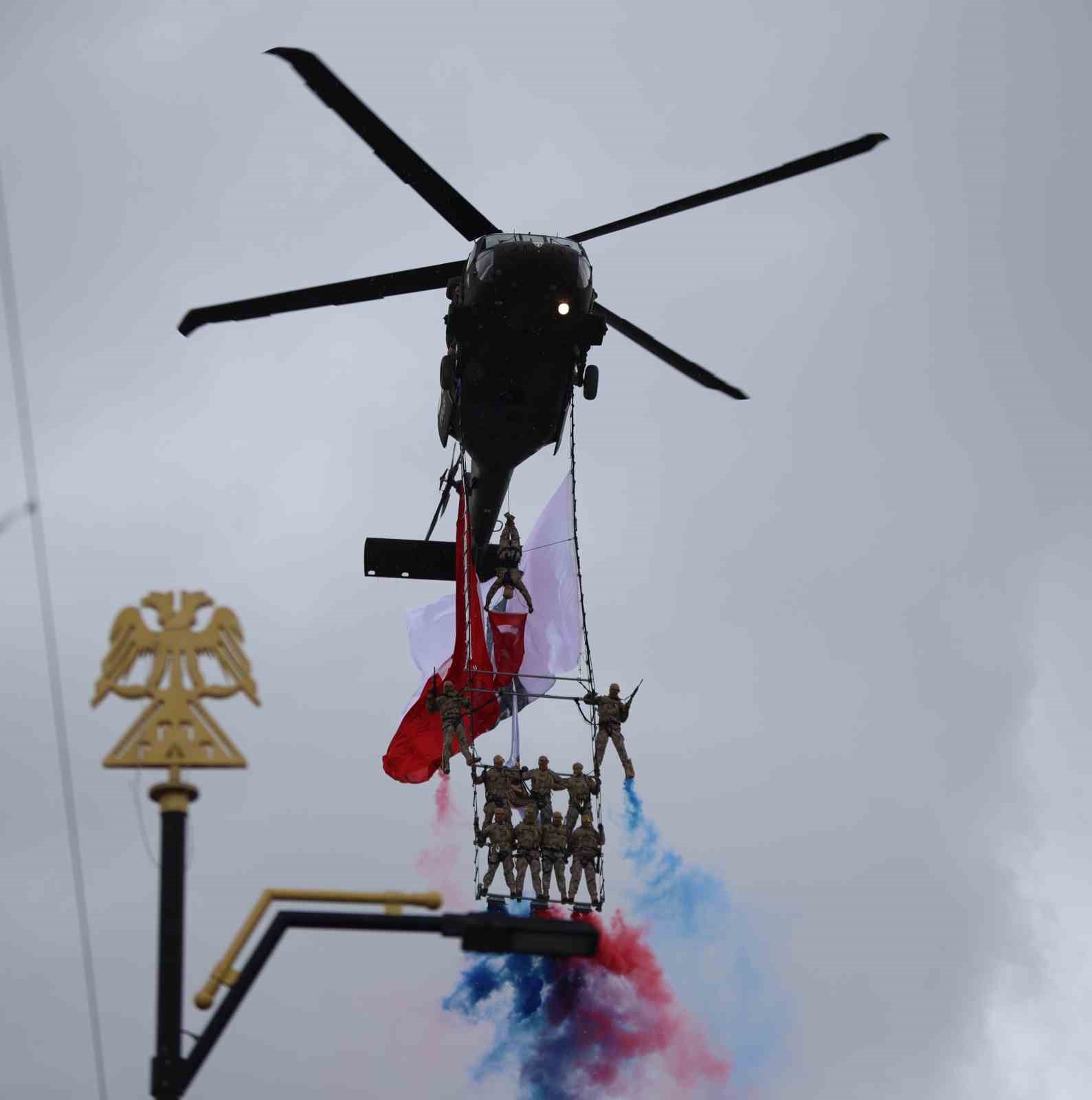 Polis özel harekatın helikopterli gösterisi nefes kesti
