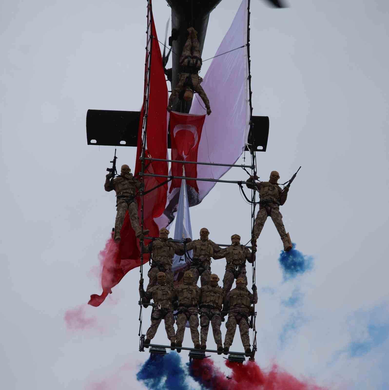 Polis özel harekatın helikopterli gösterisi nefes kesti
