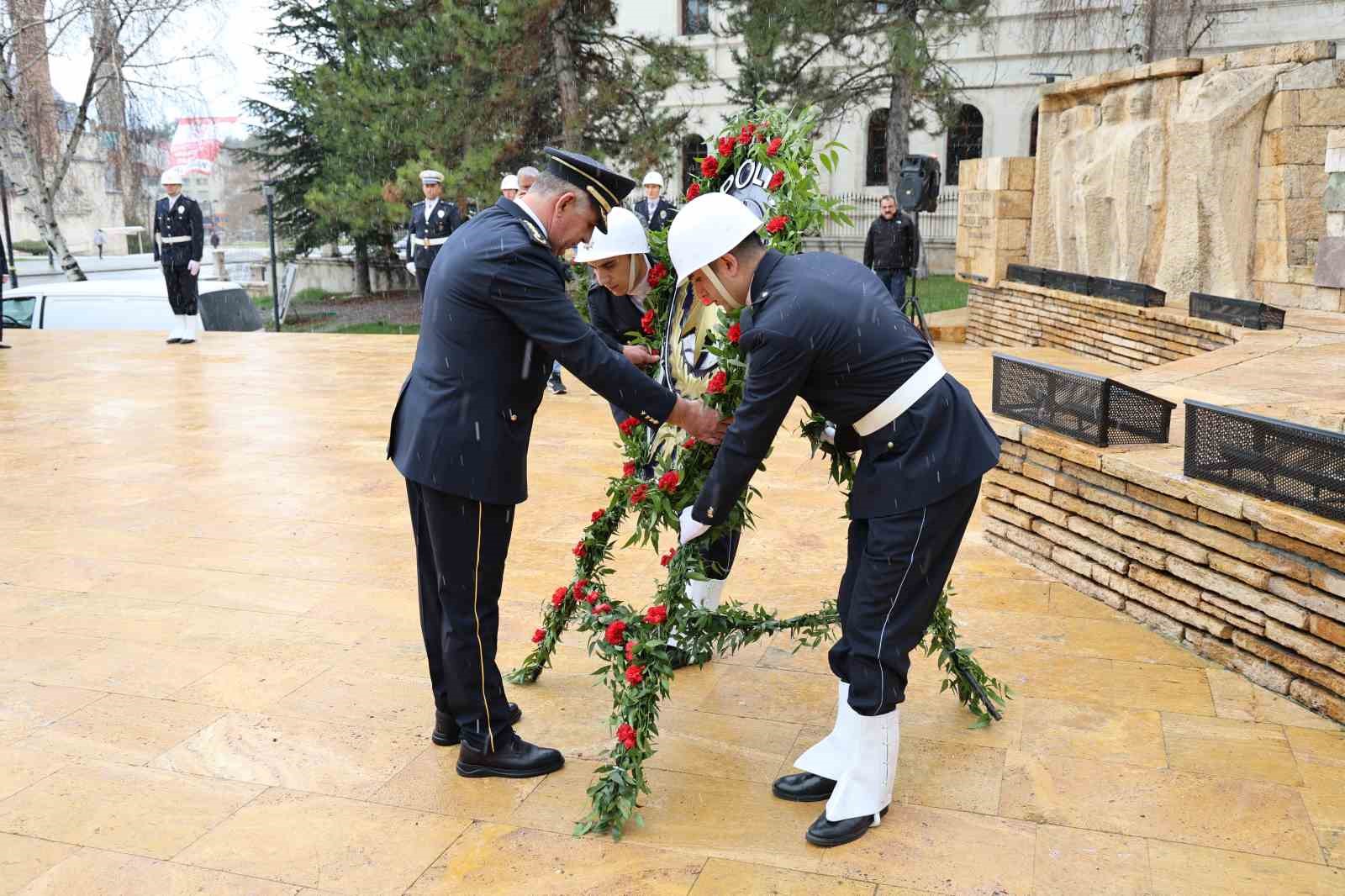 Polis özel harekatın helikopterli gösterisi nefes kesti
