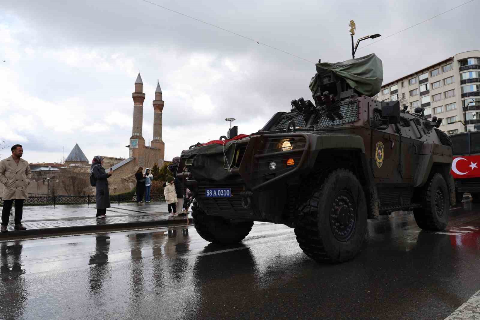 Polis özel harekatın helikopterli gösterisi nefes kesti
