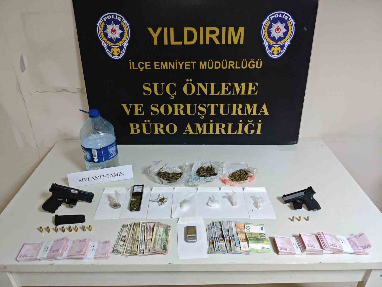 Polis pizzacı kılığına girdi, "Baron abla" lakaplı torbacı kadını yakaladı
Polis pizzacı kılığına girdi, "Baron abla" lakaplı torbacı kadını yakaladı