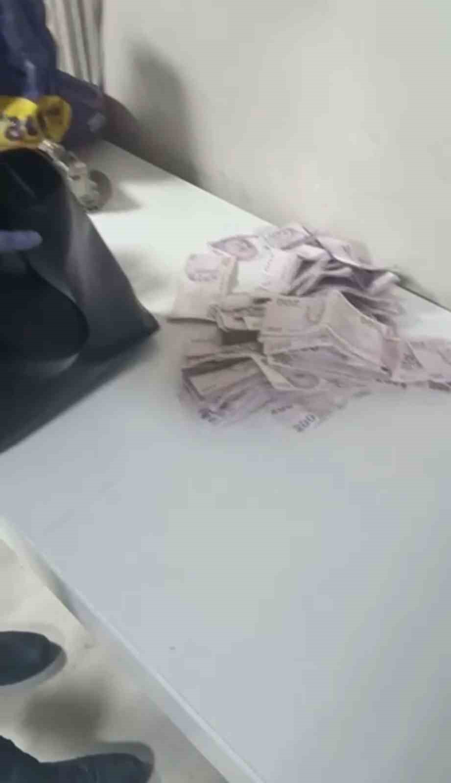 Polis pizzacı kılığına girdi, "Baron abla" lakaplı torbacı kadını yakaladı
Polis pizzacı kılığına girdi, "Baron abla" lakaplı torbacı kadını yakaladı