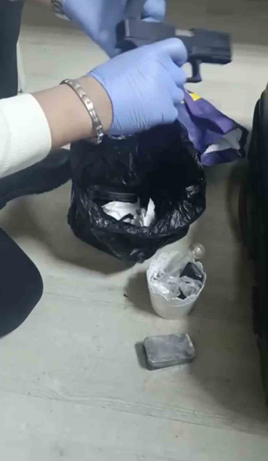 Polis pizzacı kılığına girdi, "Baron abla" lakaplı torbacı kadını yakaladı
Polis pizzacı kılığına girdi, "Baron abla" lakaplı torbacı kadını yakaladı