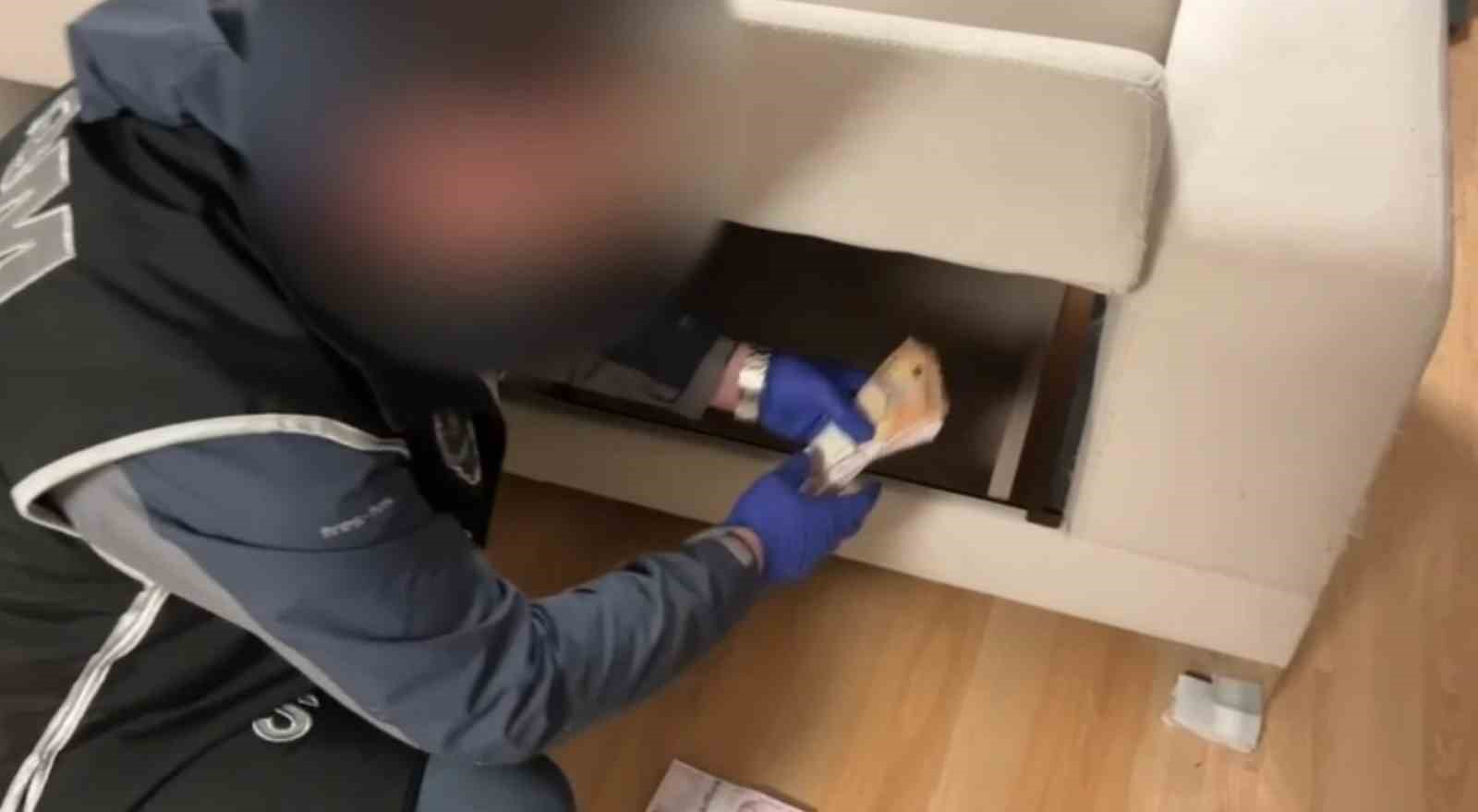 Polis, ’rüşvet dolarları’nı ele geçirdi
