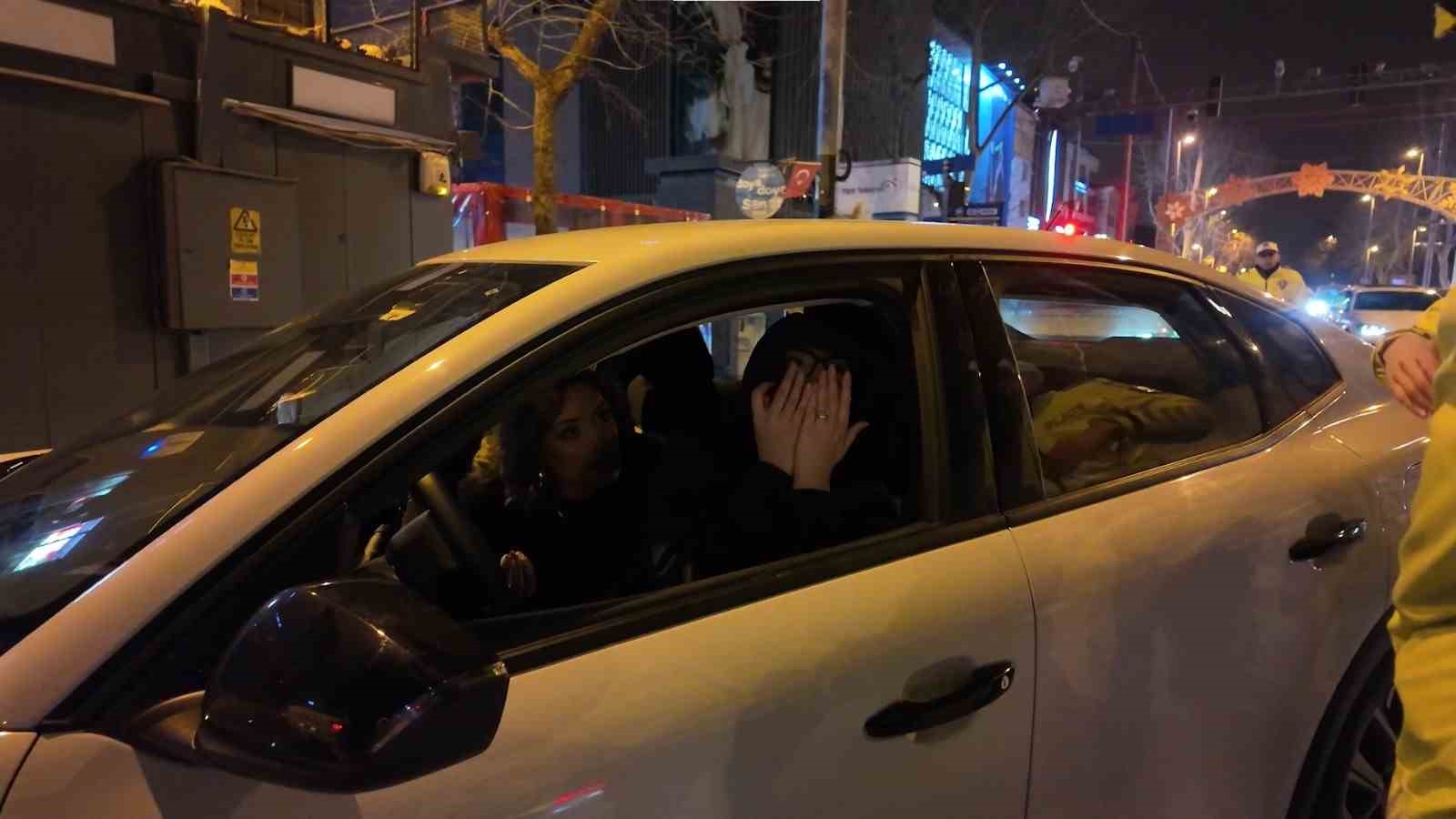 Polis uygulamasında ilginç anlar: Alkollü yolcu çakar iddiasıyla aracın önüne atladı
