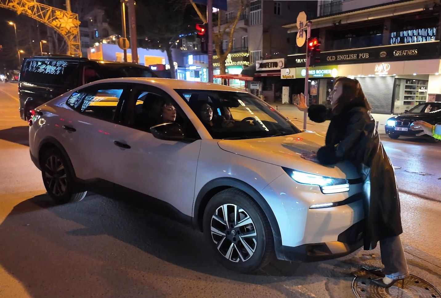 Polis uygulamasında ilginç anlar: Alkollü yolcu çakar iddiasıyla aracın önüne atladı
