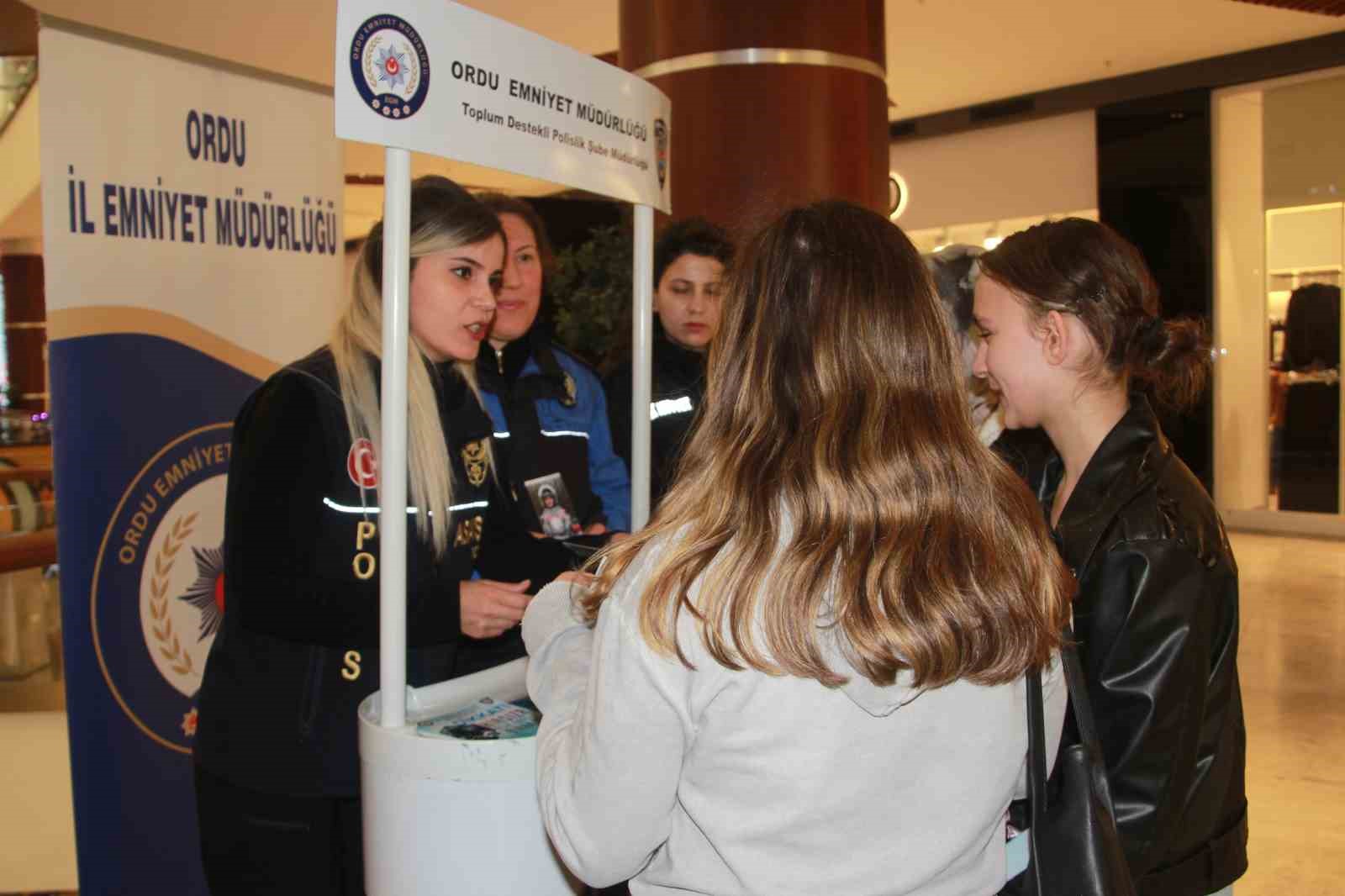 Polis, vatandaşı bilgilendirdi
