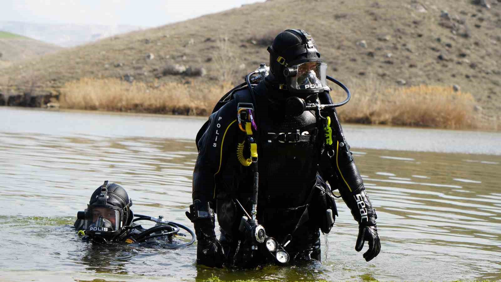 Polis ve futbol hakemi olan Seyfettin Ünal, 20 yılı aşkındır iki mesleği bir arada yapıyor
