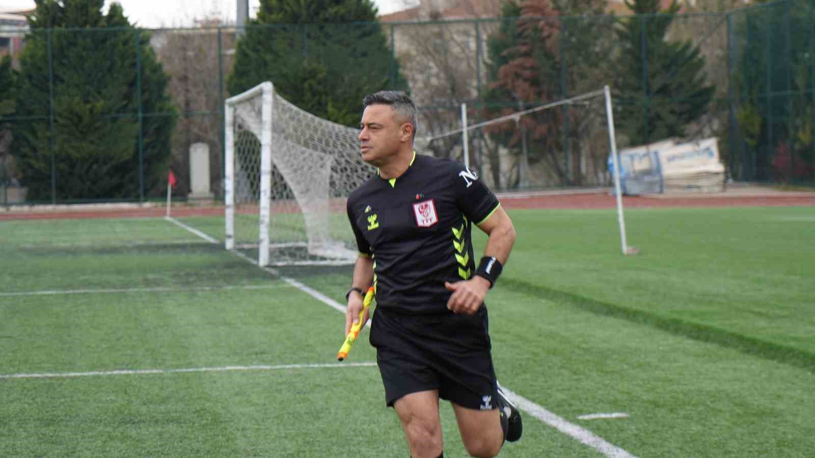 Polis ve futbol hakemi olan Seyfettin Ünal, 20 yılı aşkındır iki mesleği bir arada yapıyor
