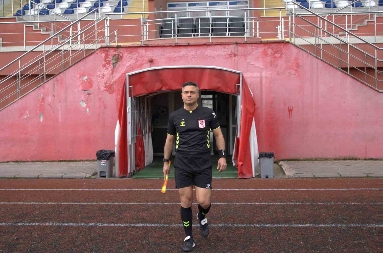 Polis ve futbol hakemi olan Seyfettin Ünal, 20 yılı aşkındır iki mesleği bir arada yapıyor
