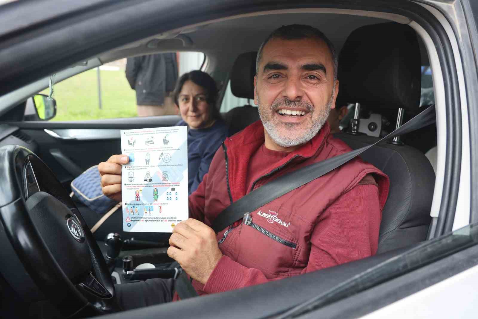 Polis ve jandarma kamuflajı ile denetim yapan depremzede çocuklar yürekleri ısıttı
