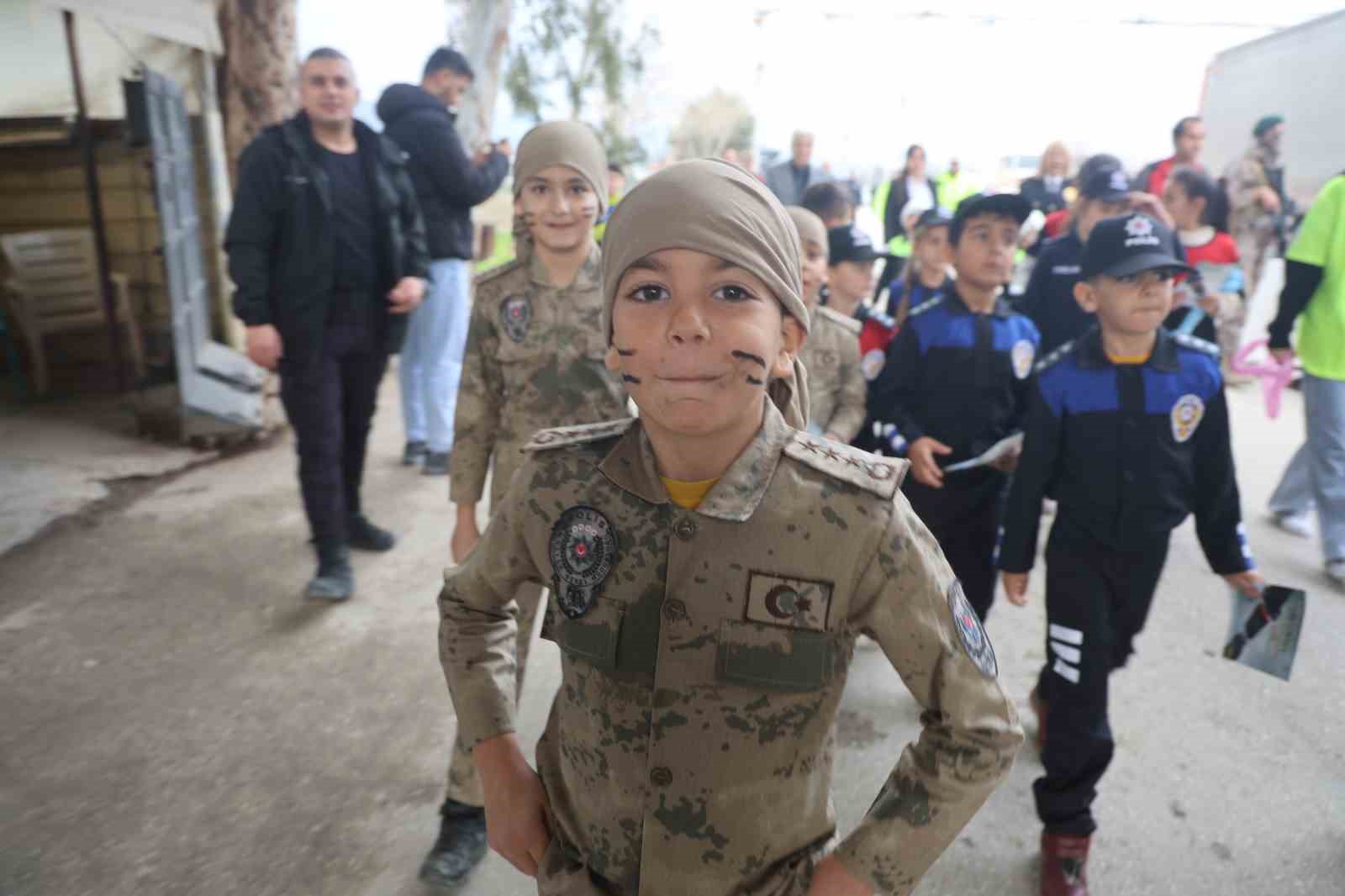 Polis ve jandarma kamuflajı ile denetim yapan depremzede çocuklar yürekleri ısıttı
