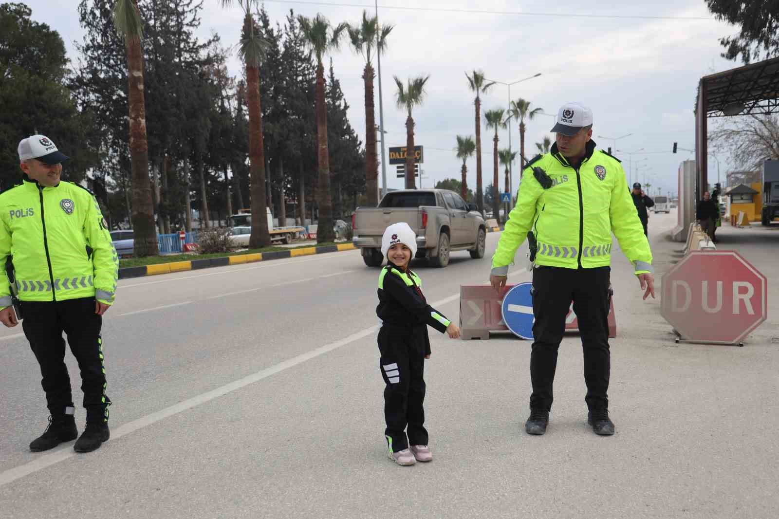 Polis ve jandarma kamuflajı ile denetim yapan depremzede çocuklar yürekleri ısıttı
