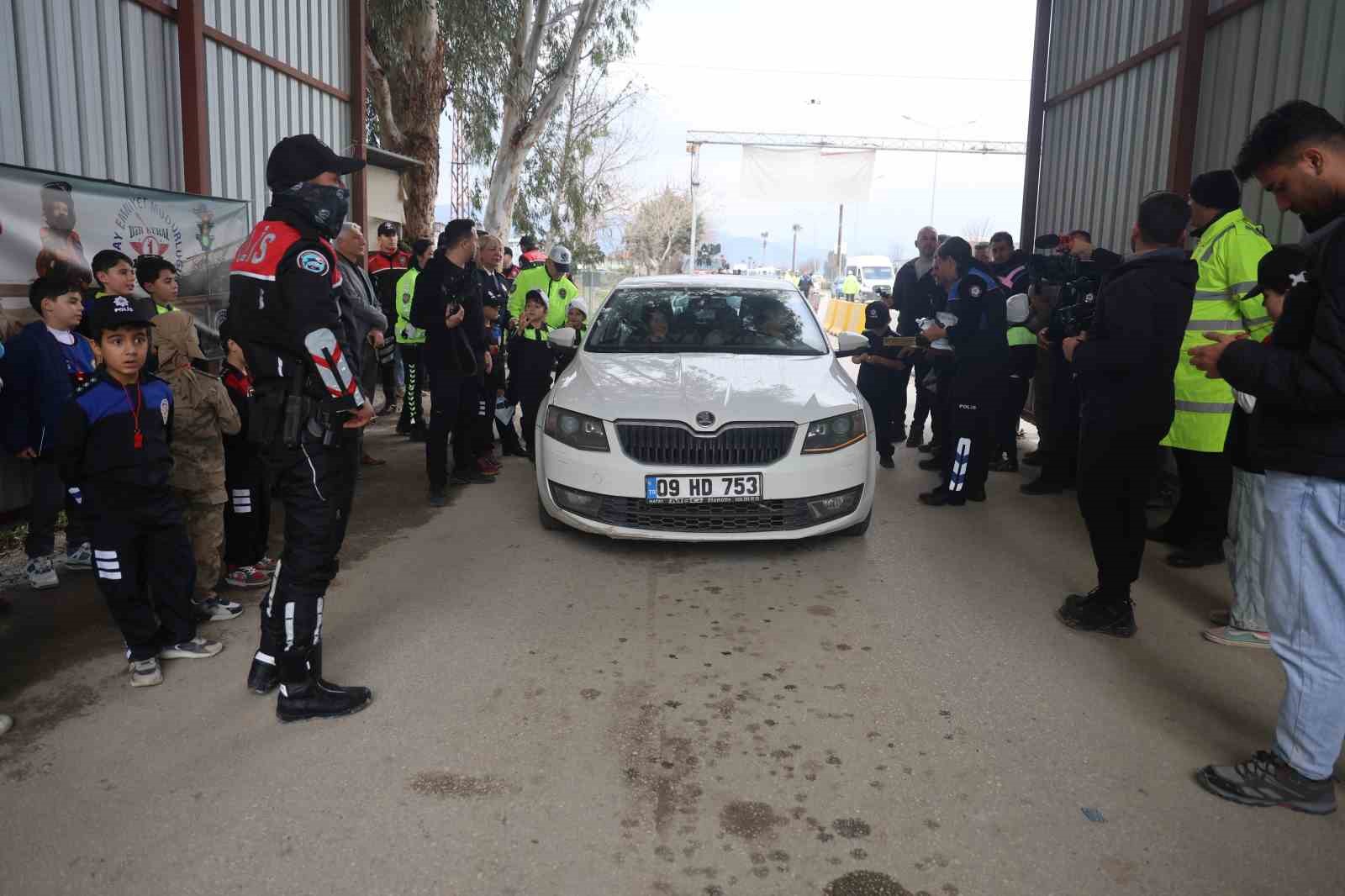 Polis ve jandarma kamuflajı ile denetim yapan depremzede çocuklar yürekleri ısıttı
