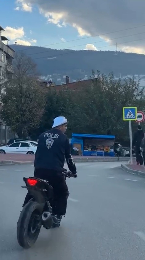 Polis yeleği giyip trafikte tehlikeli hareketler yaptı, cezadan kaçamadı
Polis yeleği giyip trafikte tehlikeli hareketler yaptı, cezadan kaçamadı