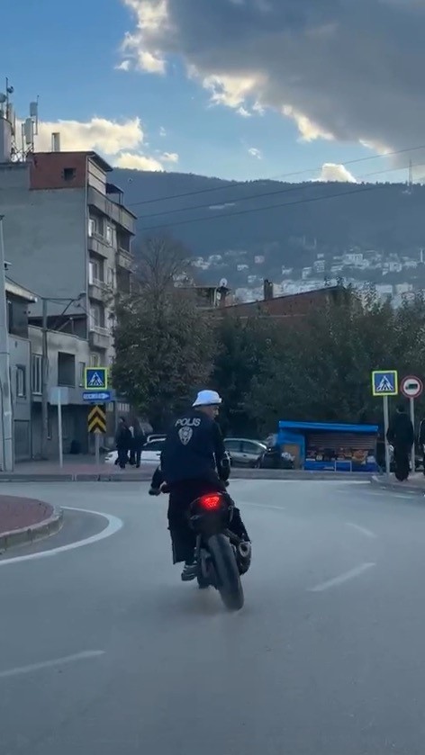 Polis yeleği giyip trafikte tehlikeli hareketler yaptı, cezadan kaçamadı
Polis yeleği giyip trafikte tehlikeli hareketler yaptı, cezadan kaçamadı