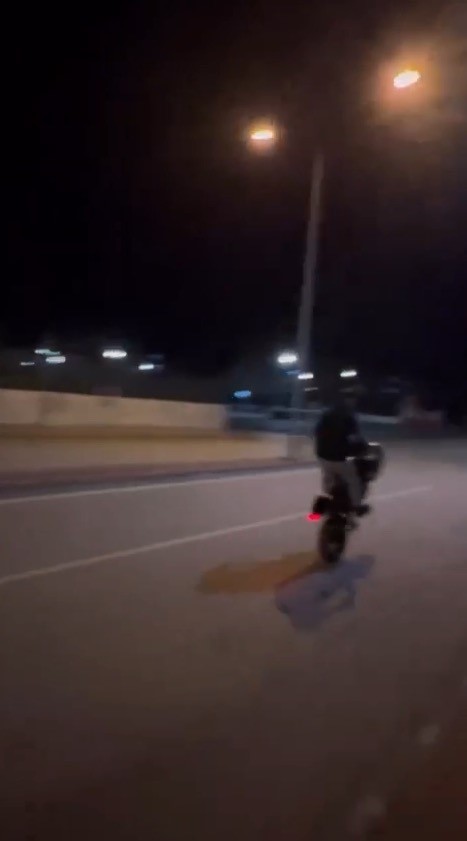 Polis yeleği giyip trafikte tehlikeli hareketler yaptı, cezadan kaçamadı
Polis yeleği giyip trafikte tehlikeli hareketler yaptı, cezadan kaçamadı