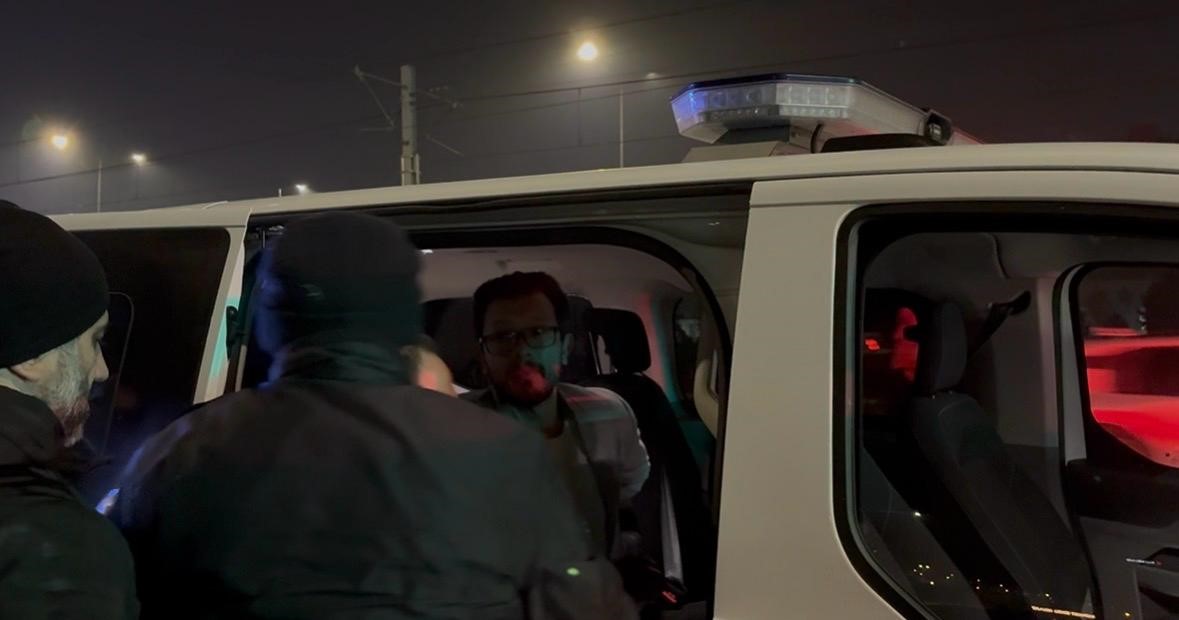 Polise çarpıp kaçan şahıs, olay yerine gelince yakayı ele verdi: 1’i polis 2 yaralı
Polise çarpıp kaçan şahıs, olay yerine gelince yakayı ele verdi: 1’i polis 2 yaralı