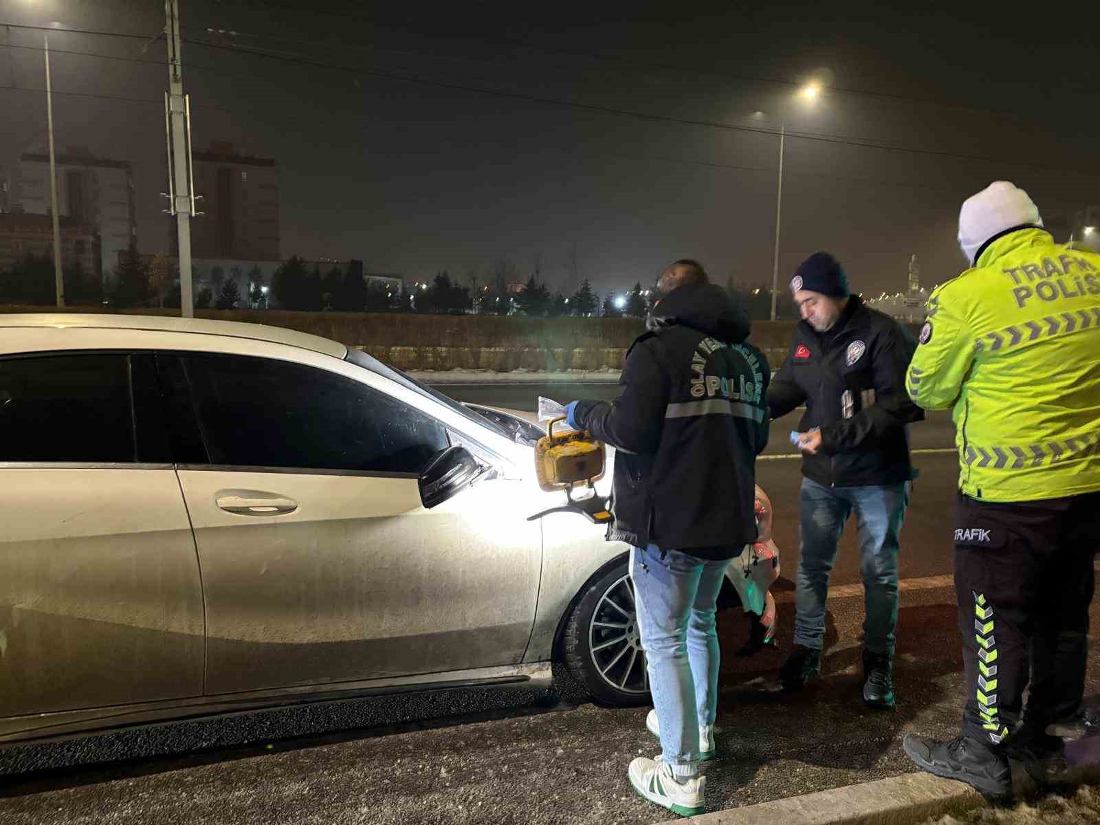 Polise çarpıp kaçan şahıs, olay yerine gelince yakayı ele verdi: 1’i polis 2 yaralı
Polise çarpıp kaçan şahıs, olay yerine gelince yakayı ele verdi: 1’i polis 2 yaralı