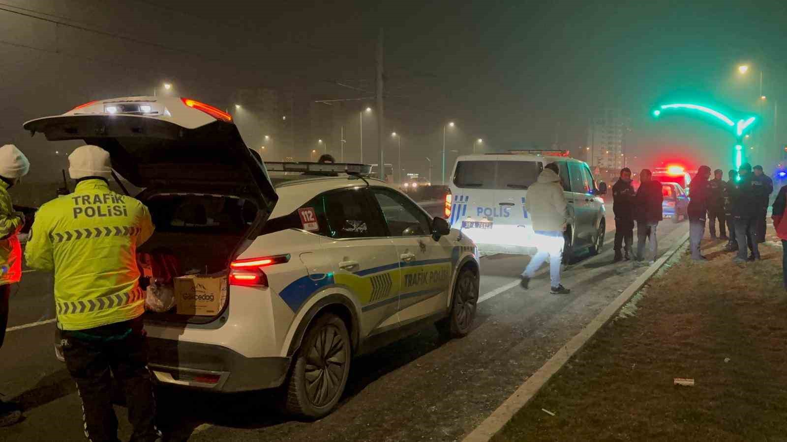 Polise çarpıp kaçan şahıs, olay yerine gelince yakayı ele verdi: 1’i polis 2 yaralı
Polise çarpıp kaçan şahıs, olay yerine gelince yakayı ele verdi: 1’i polis 2 yaralı