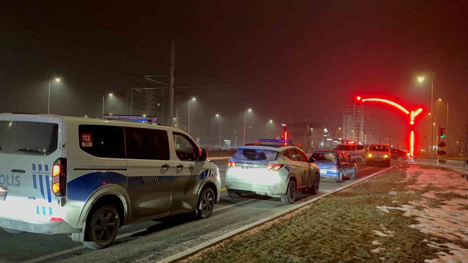 Polise çarpıp kaçan şahıs, olay yerine gelince yakayı ele verdi: 1’i polis 2 yaralı
Polise çarpıp kaçan şahıs, olay yerine gelince yakayı ele verdi: 1’i polis 2 yaralı