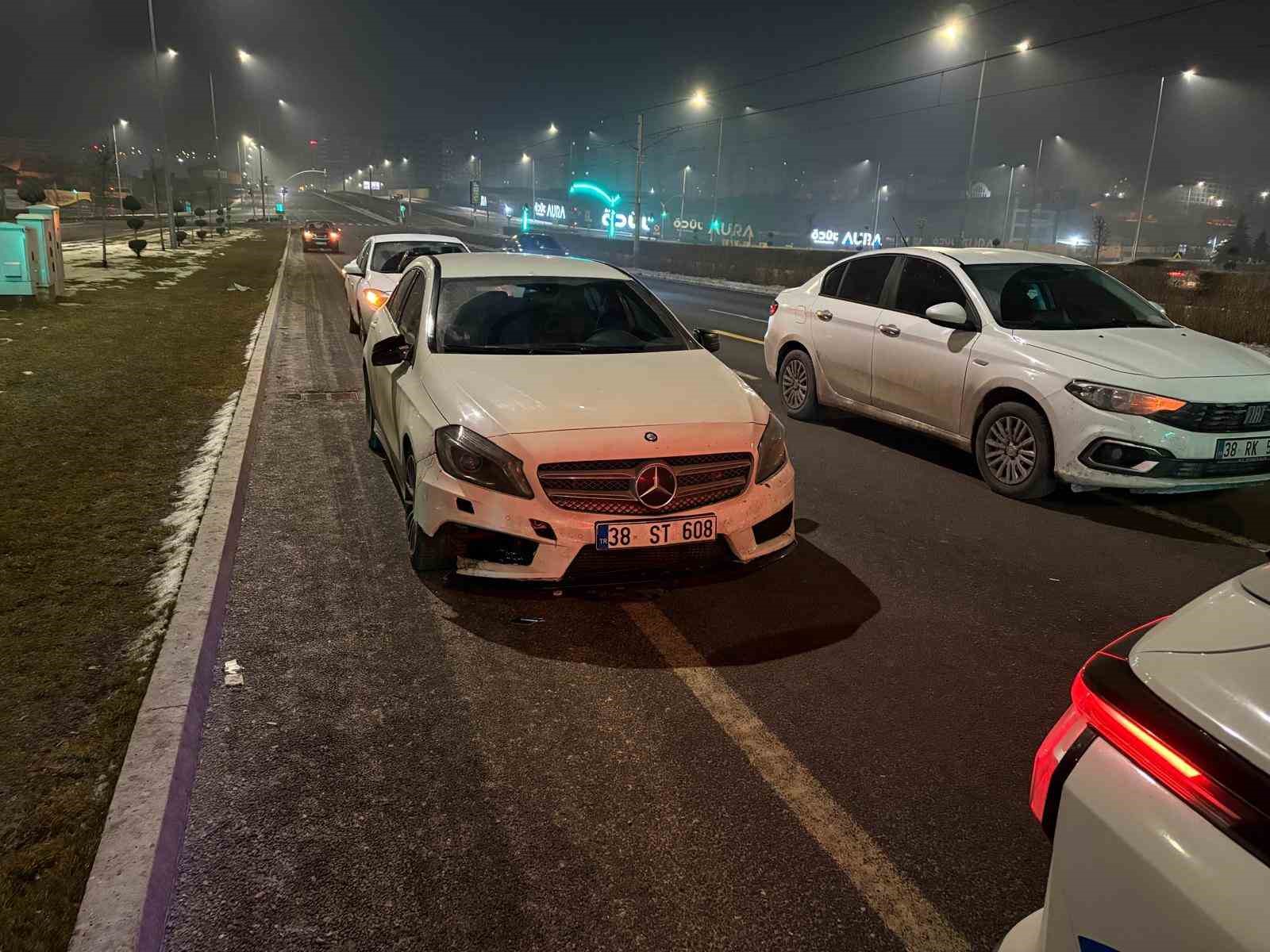 Polise çarpıp kaçan şahıs, olay yerine gelince yakayı ele verdi: 1’i polis 2 yaralı
Polise çarpıp kaçan şahıs, olay yerine gelince yakayı ele verdi: 1’i polis 2 yaralı