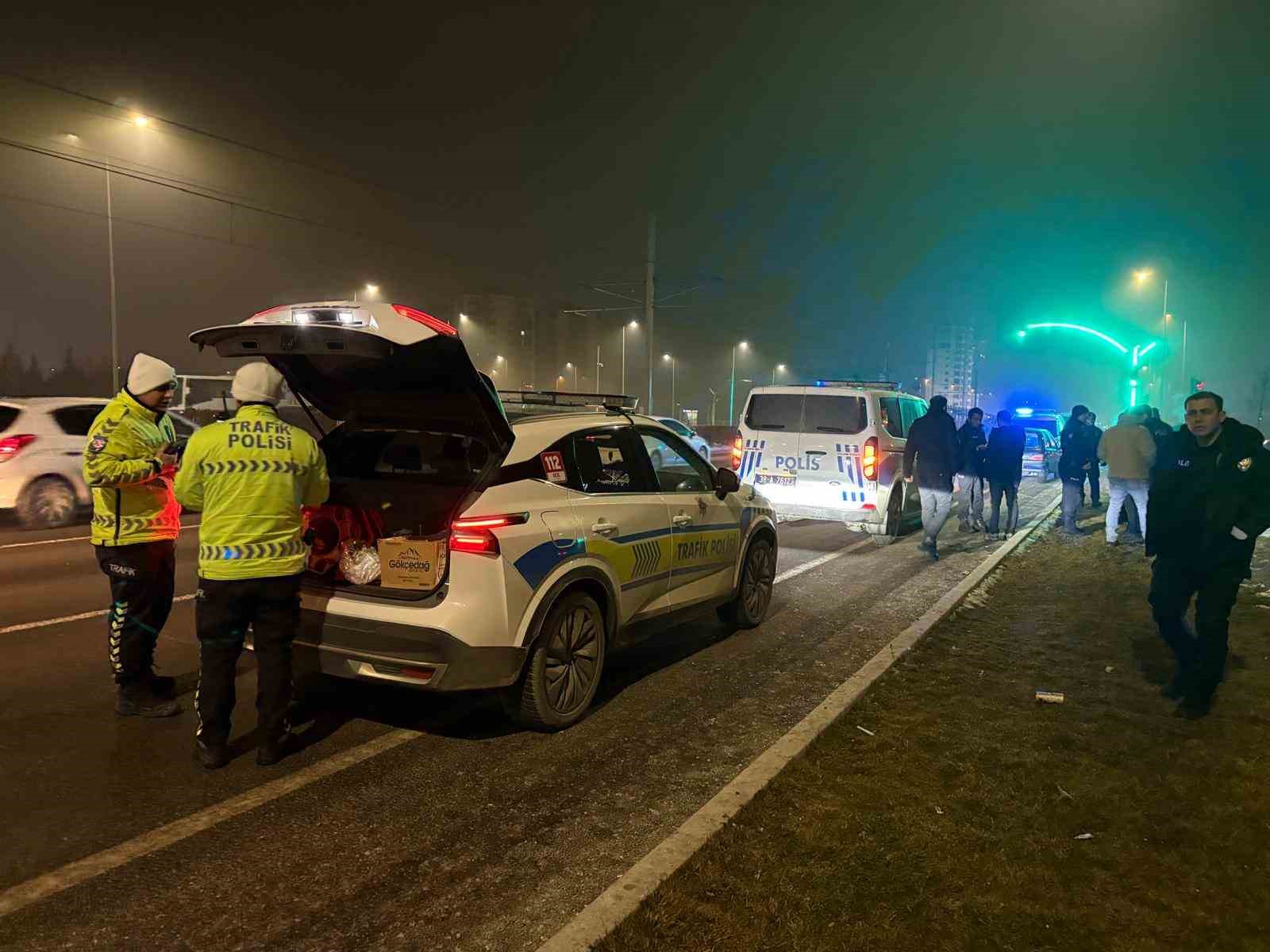 Polise çarpıp kaçan şahıs, olay yerine gelince yakayı ele verdi: 1’i polis 2 yaralı
Polise çarpıp kaçan şahıs, olay yerine gelince yakayı ele verdi: 1’i polis 2 yaralı