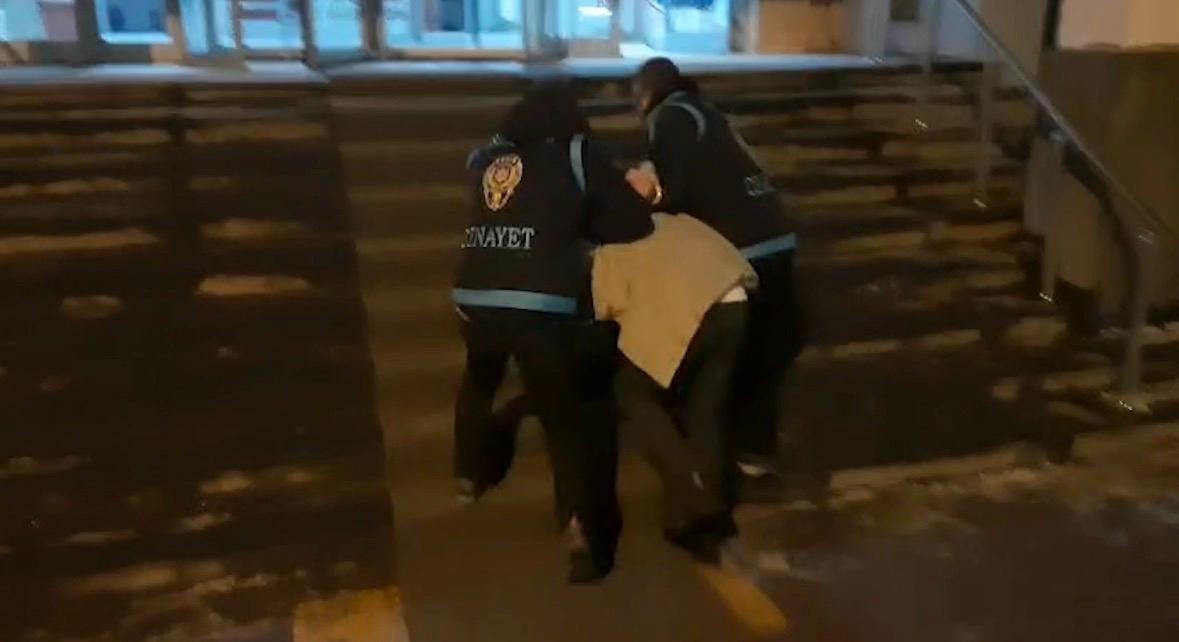 Polise çarpıp kaçtıktan sonra olay yerinde yakalanan şahıs tutuklandı
