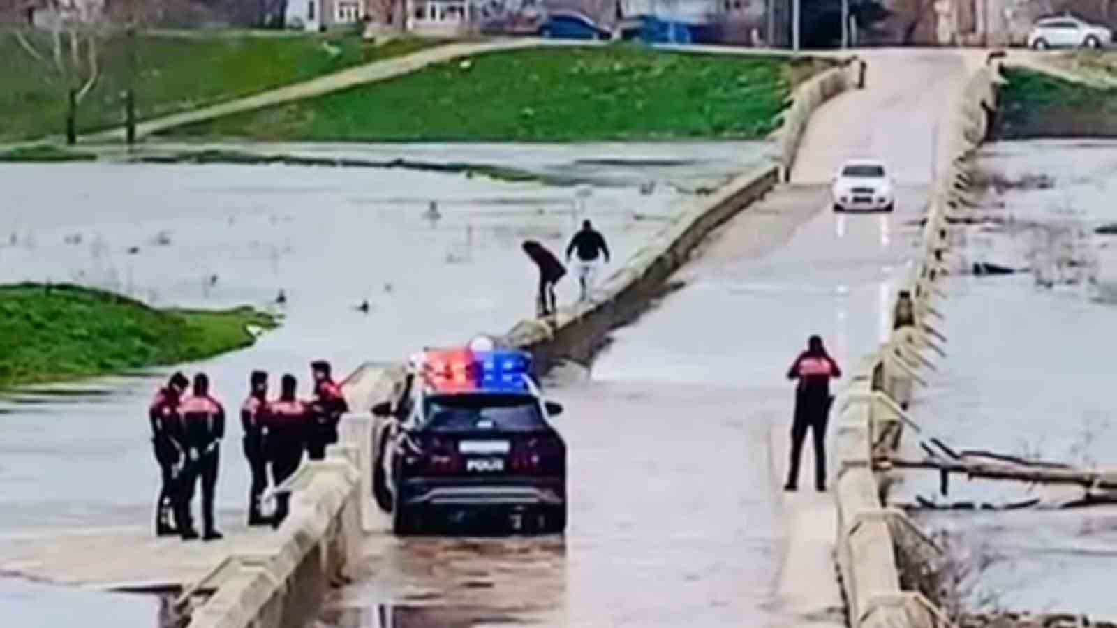 Polisi göre göre tehlikeli köprüden geçtiler: Suya düşme tehlikesi atlattılar
