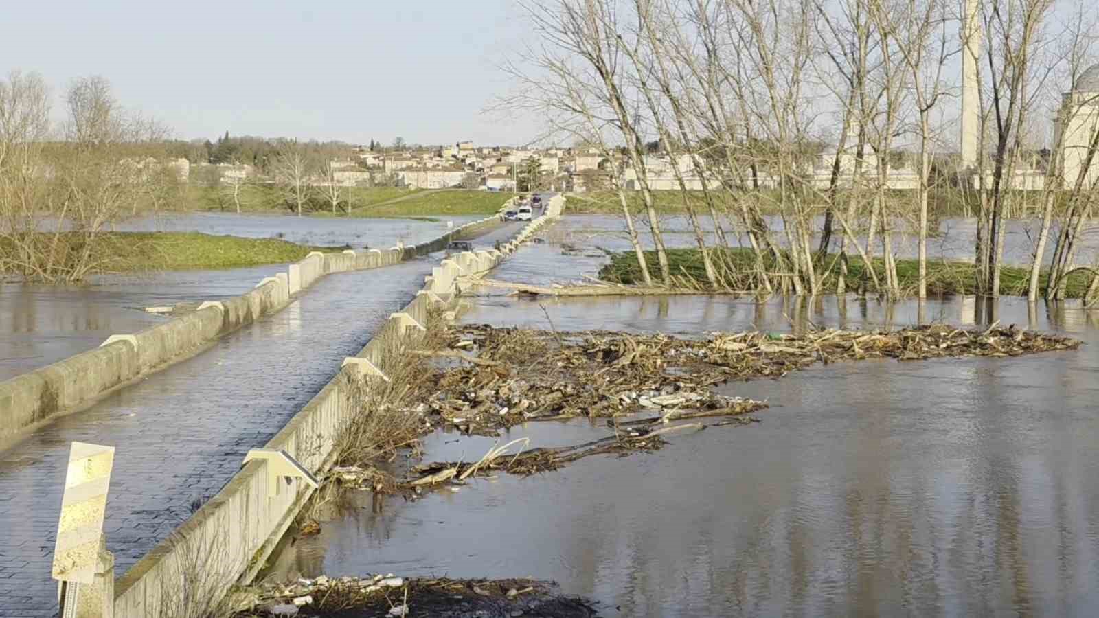 Polisi göre göre tehlikeli köprüden geçtiler: Suya düşme tehlikesi atlattılar
