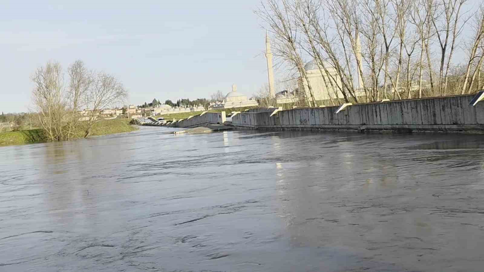 Polisi göre göre tehlikeli köprüden geçtiler: Suya düşme tehlikesi atlattılar
