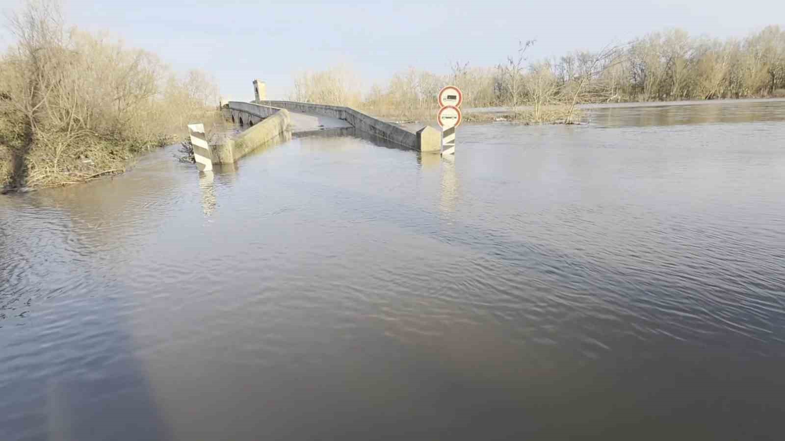 Polisi göre göre tehlikeli köprüden geçtiler: Suya düşme tehlikesi atlattılar
