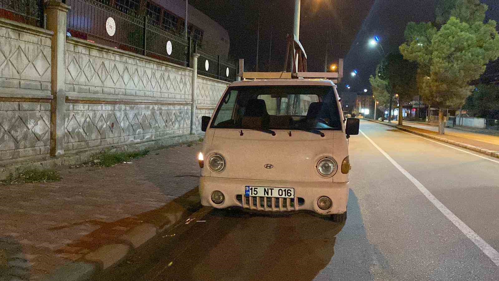 Polisi görünce kaldırıma çıkan alkollü sürücü, ekiplerin dikkati sayesinde yakalandı
