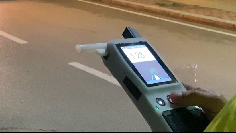 Polisi görünce kaldırıma çıkan alkollü sürücü, ekiplerin dikkati sayesinde yakalandı
