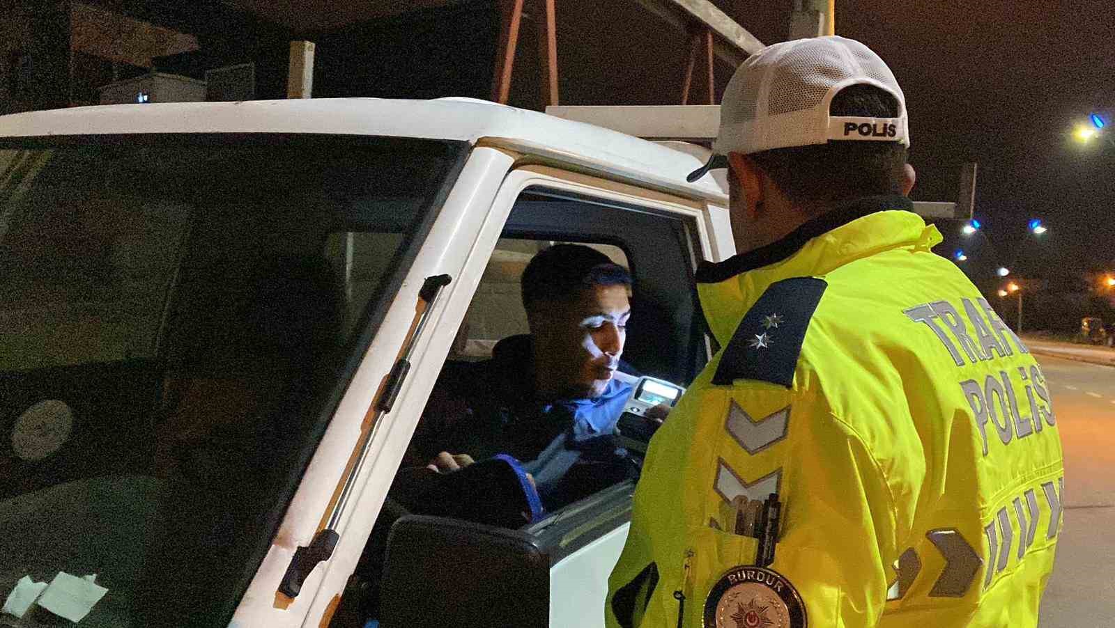 Polisi görünce kaldırıma çıkan alkollü sürücü, ekiplerin dikkati sayesinde yakalandı
