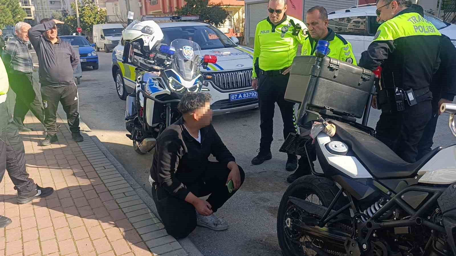 Polisi görünce motosikleti bahçeye atan sürücü ceza yemekten kurtulamadı
