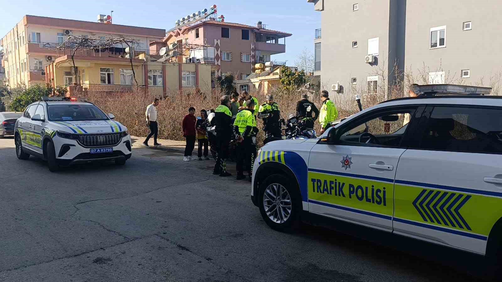 Polisi görünce motosikleti bahçeye atan sürücü ceza yemekten kurtulamadı

