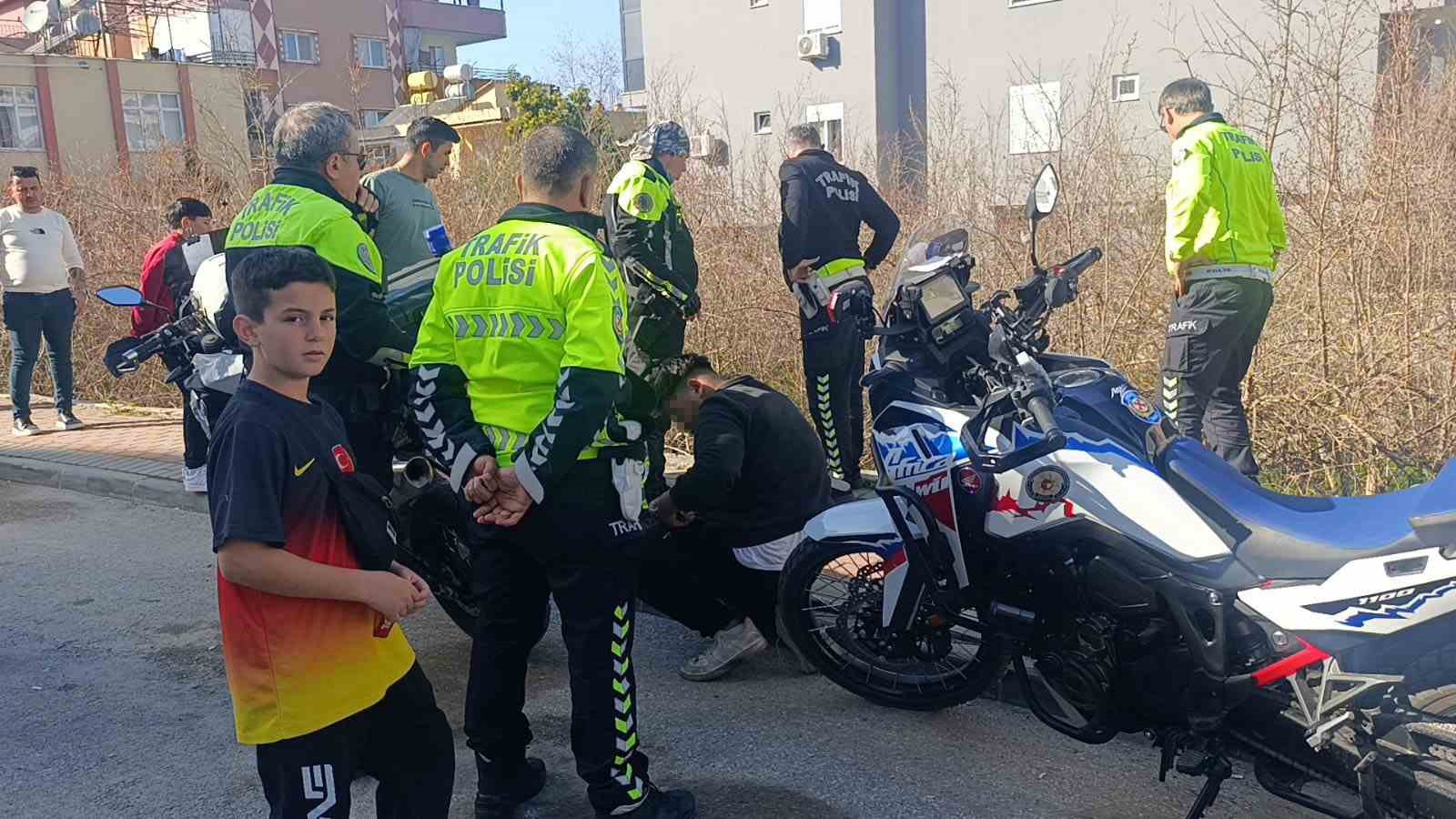 Polisi görünce motosikleti bahçeye atan sürücü ceza yemekten kurtulamadı
