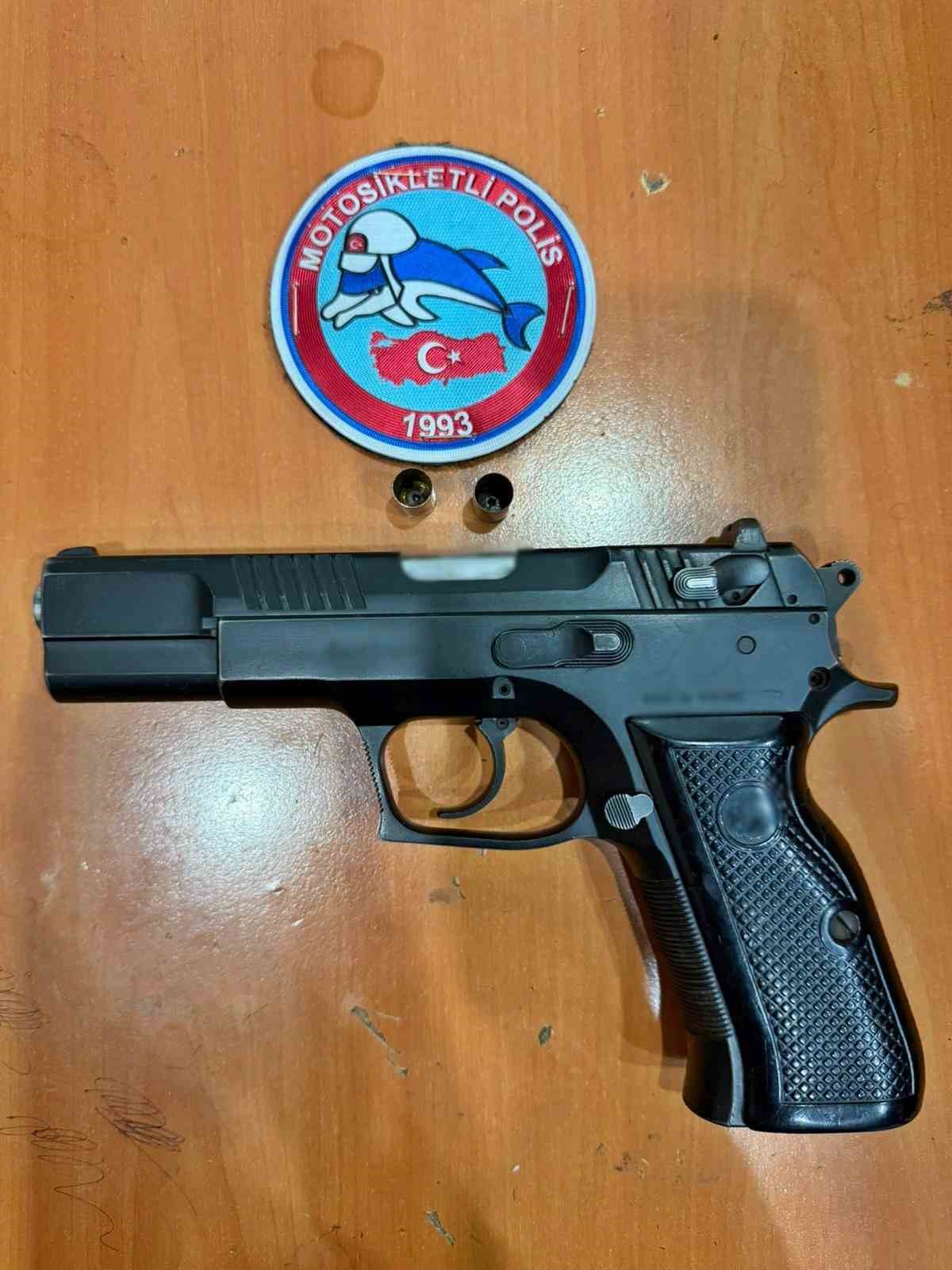 Polisin bir haftalık denetiminde uyuşturucu ve silahlar ele geçirildi
