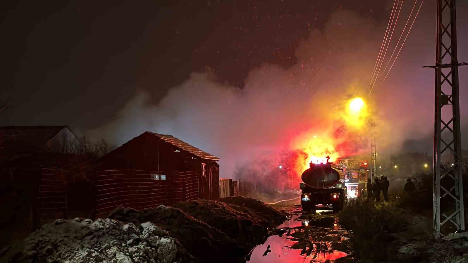 Polisin dikkati ahır ve evi yanmaktan kurtardı
