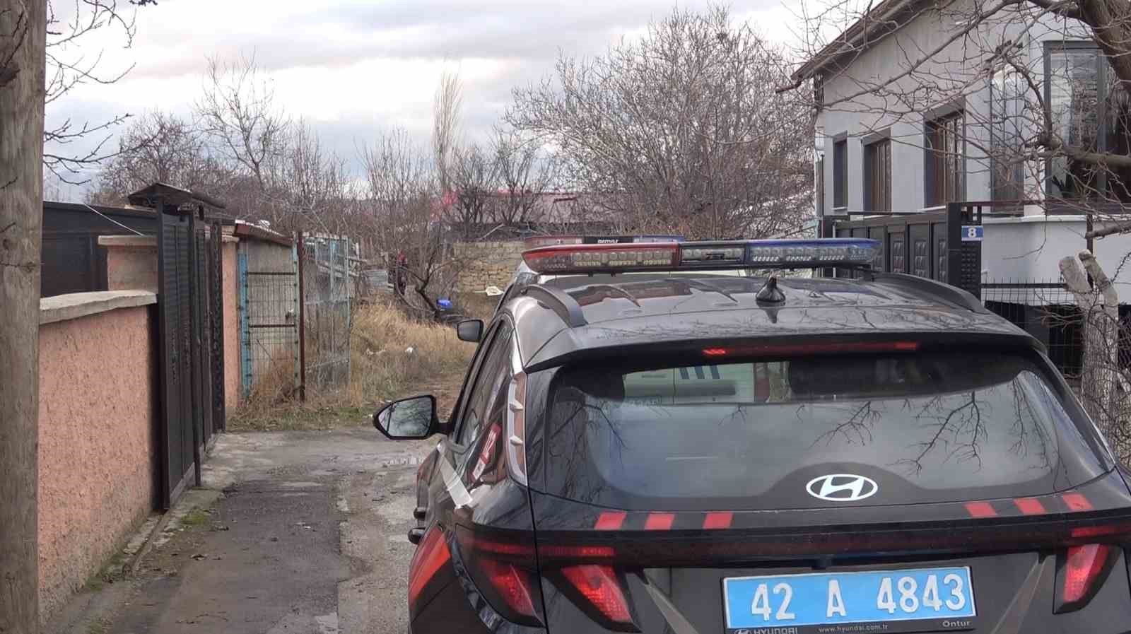 Polisin "dur" ihtarına uymayan şüpheliler aracı bırakıp kaçtı
